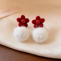 Détail de boucles d'oreilles fleur rouge floquée et pompon blanc sur tissu en soie - 60# Clous Boule de Fourrure Blanche Fleur Rouge (925 Sterling Silver Earring Post)