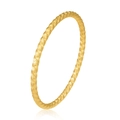 Primer plano detallado de un brazalete dorado con textura en espiral y reflejo de espejo - Estilo de Vórtice en Espiral (2号) / Oro de 18K / Dorado