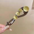 Pince à cheveux acrylique vert olive avec perles œil de chat et strass sur fond chaud - Pince Torsadée Perle Effet Opale / 10.5cm / Jaune Dégradé
