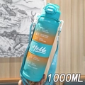 Detalle de botella de agua degradada de 1000 ml con marcador de tiempo y correa de tela - 1000ml / Degradado Verde