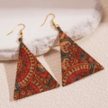 Gros plan de boucles d'oreilles triangles aux motifs ethniques sur une surface - Crochet d'Oreille-Multicolore-Triangle
