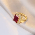 Makroaufnahme von Ring mit rechteckigem rotem Edelstein und goldenem Halo-Design - J024 Rubinring