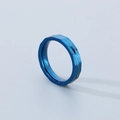 Primer plano detallado de un anillo de titanio azul con textura martillada geométrica única - US 6 / Estilo Azul Martillado (KR108603-GC) / 4mm / Azul