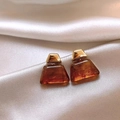 Gros plan de boucles d'oreilles géométriques en résine sur soie au fini ambre vintage - 10# Trapèze Ambre Géométrique (Tige en Argent)