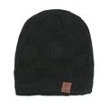 Dettaglio del berretto in maglia nera con trama a scacchi e toppa in pelle marrone - M (56-58cm) / Nero