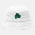 Detalle de gorro de pescador de pelo sintético blanco con bordado de trébol verde suave - Talla única / Blanco