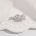 Makro-Detail des S925 Sterling Silber Blumenverschlusses mit Zirkonia-Pflasterung - Stil B Blütenblatt Verschluss (Silberfarbe) / 8x18.5mm