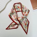 Dettaglio di sciarpa in seta a fiori con bordi rossi a contrasto e trama satinata - 04-Stampa Floreale Rossa