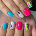 Detailopname van luipaardprint en neonlijnen op blauwe en roze kunstnagels - Neon Contrast Luipaard Stijl (CW231)