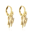Dettaglio degli orecchini a fulmine placcati oro 18K con zirconi incastonati a mano - Oro con Zircone Bianco