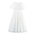 Abito lungo bianco in stile country francese con scollo a V, maniche a sbuffo e ricami - XS / Bianco