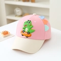 Dettaglio cappellino rosa e crema per bambini con dinosauro 3D in gomma su uno skateboard - 52cm (2-5 Anni) / Rosa