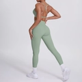 Salbeigrüne Yoga-Set-Details mit überkreuzten BH-Trägern und Leggings mit hohem Bund - S / Basilikumgrün
