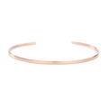 Detalle de brazalete abierto oro rosa con acabado pulido y diseño plano elegante - Oro rosa