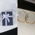 Elegante goldene gedrehte Creolen mit Kristallen und hochwertiger Geschenkbox - Durchmesser 32mm Mit Geschenkbox / Gold
