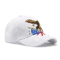 Dettaglio del berretto bianco con ricamo di aquila e bandiera americana e trame laterali - Regolabile / Bianco