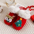 Detailansicht rote Baby-Weihnachtssocken mit Plüschfutter und Rentier-Stickerei - Schleife Rentier & Ball Baum AB Stil / S (0-1 Jahre Anti-Rutsch)