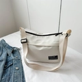 Borsa a tracolla minimalista in nylon bianco con cinturino nero e giacca di jeans - Bianco