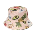 Detail des rosa Fischerhutes mit süßen Katzenmotiven sowie Ananas- und Avocado-Prints - Altrosa Katzen-Frucht-Druck