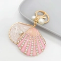 Llavero de concha de esmalte rosa con bordes dorados, pedrería y perlas blancas - Llavero Estándar / Concha Rosa
