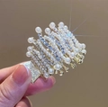 Primer plano de la pinza para el cabello dorada con filas de perlas y pedrería brillante - Perla con Diamantes de Imitación Ondulada