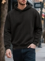 Primer plano de sudadera negra para hombre con textura de punto de ochos y capucha suave - S / Negro
