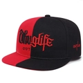 Dettaglio del ricamo Thuglife Outlaw sul cappello snapback bicolore rosso e nero - Rosso e Nero