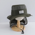 Dettaglio del cappello da pesca verde traspirante con para-nuca e cordino antivento - 55cm circa 6-12 anni / Verde Militare