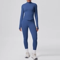 Dettaglio del set yoga blu navy con polsini con passante per il pollice e collo alto - grigio-blu