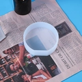 Dettaglio di un sottobicchiere in silicone azzurro per stampi di candele aromatiche DIY - Stampo per candela rotondo