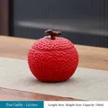 Detalle del bote de té de cerámica de lichi rojo con textura y capacidad de 150 ml - Lichi