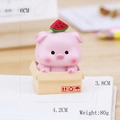 Rosa Schwein-Figur aus Harz im Karton mit Melone, Schreibtisch- & Autodeko 6cm hoch - XY013B Großes Schwein im Karton