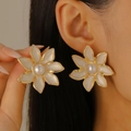 Vintage-Ohrringe, große weiße Blumen mit Goldrand und Perle, an Model präsentiert - KC Gold X346 (Weiße Perle)