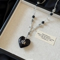 Collier pendentif cœur classique avec perles de pierre noire et croix argentées - Collier-Argent-Noir