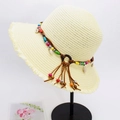 Sombrero de paja beige con flecos bohemios, cuentas de colores y detalles de conchas - Borde de Flecos / Cuentas de Madera de Concha / Beige