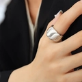 Silberner breiter Croissant-Ring mit poliertem Wellenmuster für einen kühnen Minimalismus - A456 - Stahlring / Größe 6