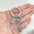 Dettaglio di ciondoli a forma di gufo, luna e albero della vita su portachiavi in metallo - Argento Antico Gufo Albero Della Vita (ER554)