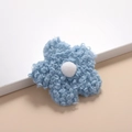 Nahaufnahme einer blauen Teddy-Fleece Blume mit weißem Plüsch-Pompon in der Mitte - 8,5cm Einseitig / Blau