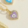 Makroaufnahme des Evil-Eye-Herzanhängers mit Gold-Finish und Zirkonia-Details - XL2999-4 / Lila Herz