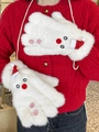 Dettaglio guanti di peluche bianchi a pupazzo di neve con cordino su maglione rosso - Stile a cinque dita / Bianco