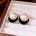 Dettaglio di orecchini eleganti con perle e velluto nero in una scatola di legno - Perno in argento-Nero