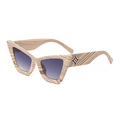 Occhiali da sole cat eye chic con montatura effetto legno e lenti sfumate viola - C15 Bianco Latte Rigato Lenti Grigie