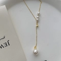 Elegante goldene Y-Halskette mit weißen Perlen und langem Quastentropfen auf weißem Tablett - Y-Form Quaste Stil (A3565) / 925er Silber