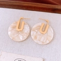 Detail of 18K gold-plated earrings with large ivory marble-textured acetate round drops - Marble White