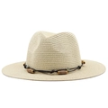 Vue détaillée d'un chapeau de paille beige avec cordon marron et perles en bois - Poche zippée