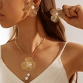 Détail du collier feuille de ginkgo doré avec glands perlés et boucles d'oreilles fleuries - Parure collier et boucles d'oreilles perles artificielles fleurs creuses dorées