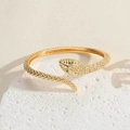 Verstelbare gouden slangenring met groene edelsteenogen en gedetailleerde schubben - Slang Armband SL0192-1