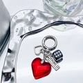 Portachiavi con cuore rosso e dado con incisione Strong Is Beautiful su fondo lucido - Portachiavi a Cuore / Rosso
