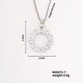 Vue détaillée du pendentif soleil argenté avec oxydes de zirconium et mesures de la chaîne - Argenté