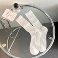 Calcetines JK blancos a rayas verticales mostrados con accesorios de estilo elegante - Talla única / Blanco